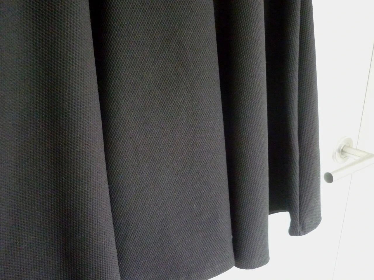 Vestido preto de tecido grosso com renda Tamanho 38 – photo 6